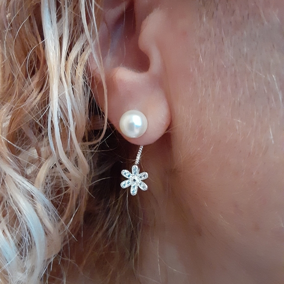 Jewelry - Earring with pearl